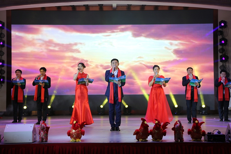 工会主席姜洪涛等人朗诵董事长新作《梦让人永远年轻》